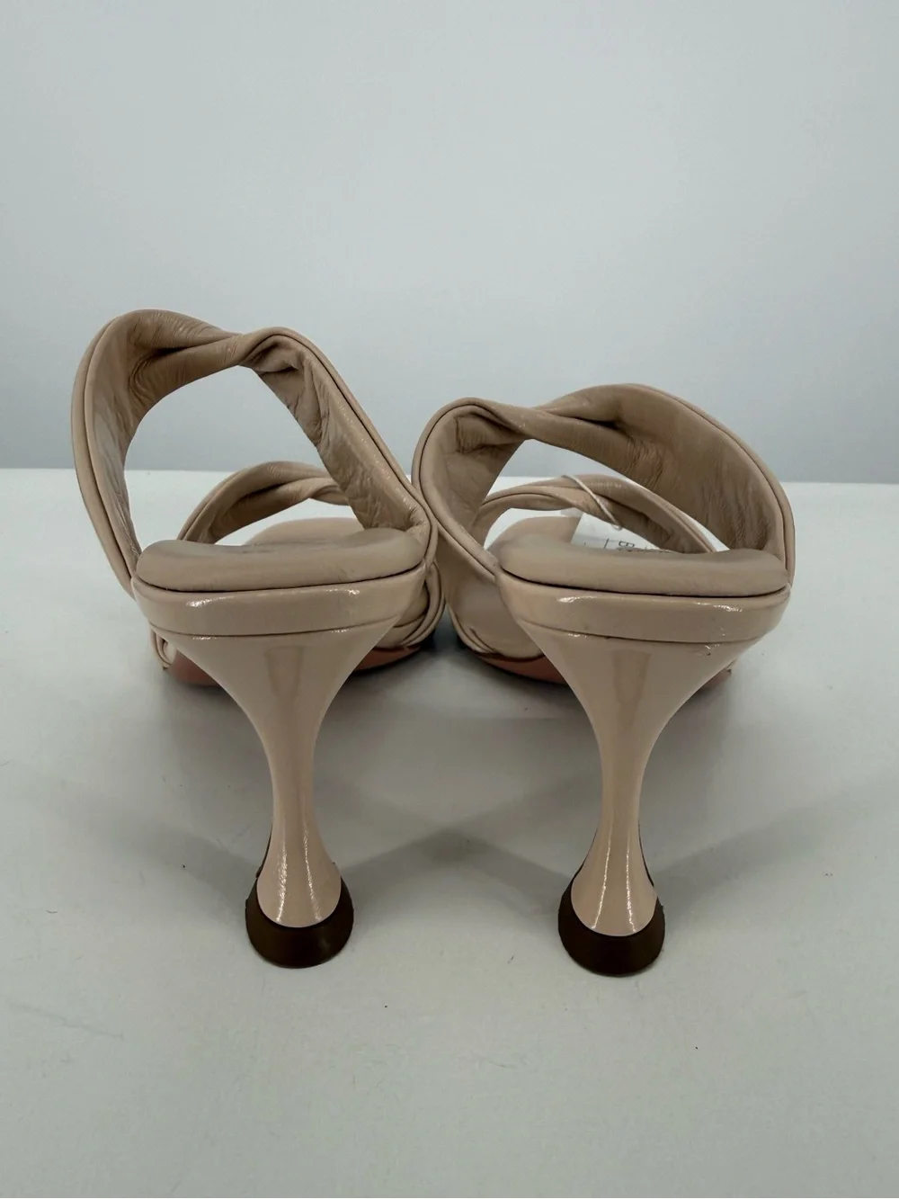 Aquazzura Patent Leather Twist-Strap Slide Sandals in Beige
